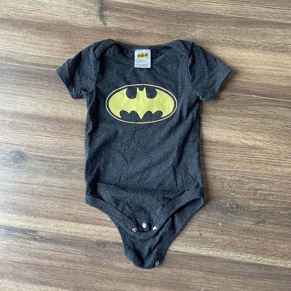 5/$20 Batman onesie 12-18M - Picture 1 of 3